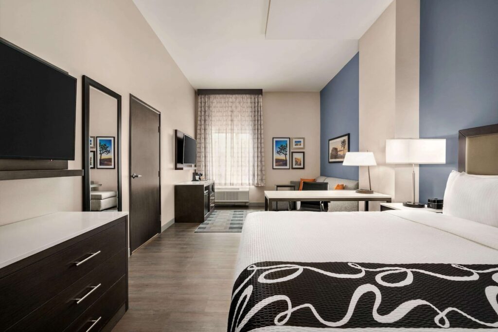 La Quinta Inn & Suites by Wyndham San Bernardino - Image 3