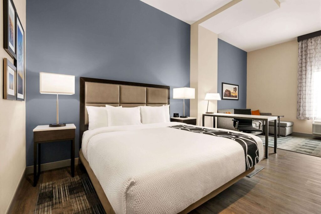 La Quinta Inn & Suites by Wyndham San Bernardino - Image 2