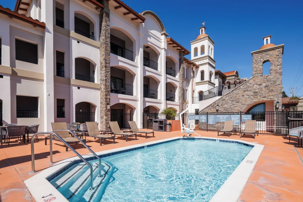 La Quinta Inn & Suites by Wyndham Santa Cruz - Image 2