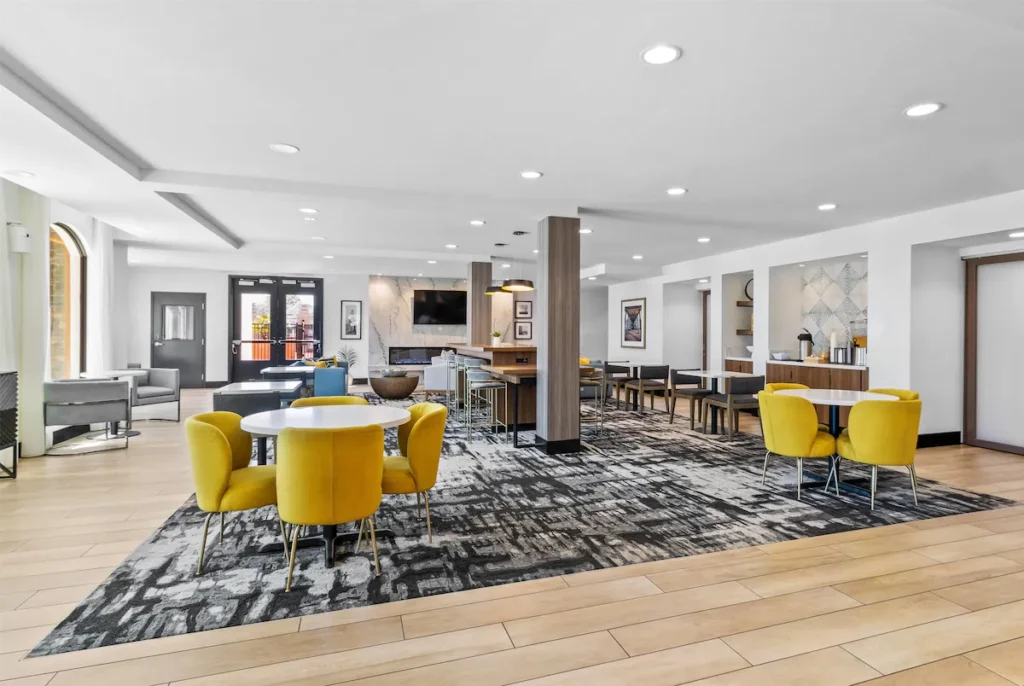 La Quinta Inn & Suites by Wyndham Santa Cruz - Image 3