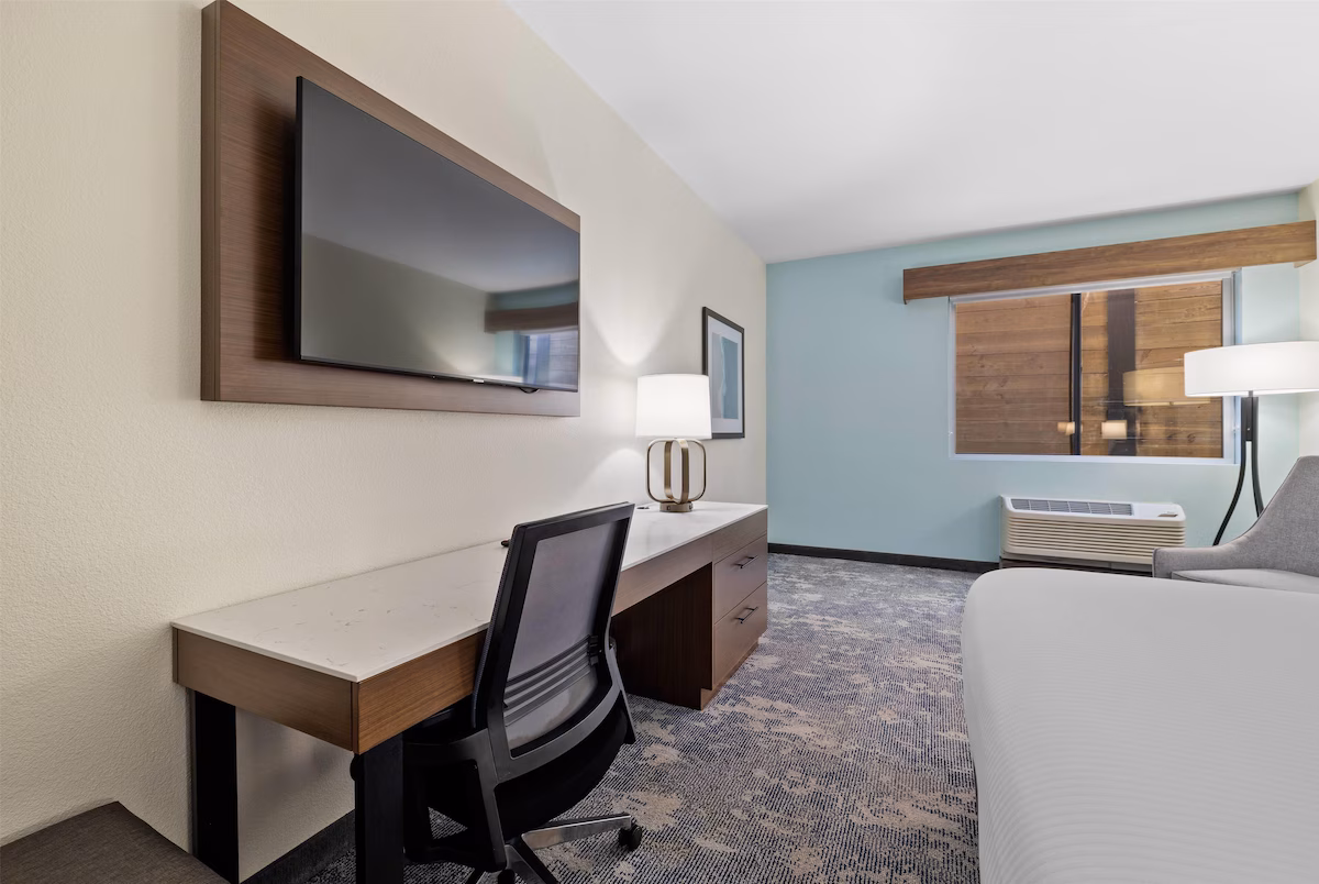 La Quinta Inn & Suites by Wyndham Santa Cruz - Image 5