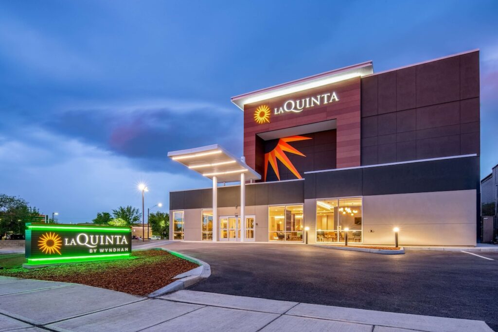 La Quinta Inn & Suites by Wyndham Spokane Downtown - Image 2