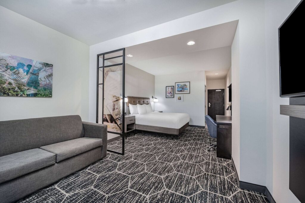 La Quinta Inn & Suites by Wyndham Yucaipa - Image 2