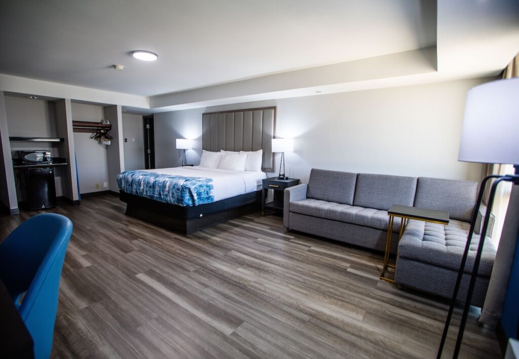 La Quinta by Wyndham Dallas I-35 Walnut Hill Ln - Image 2