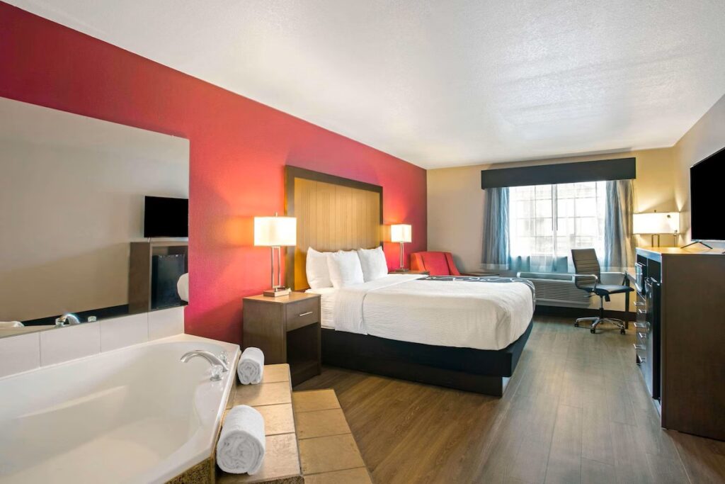 La Quinta by Wyndham Fort Smith - Image 2