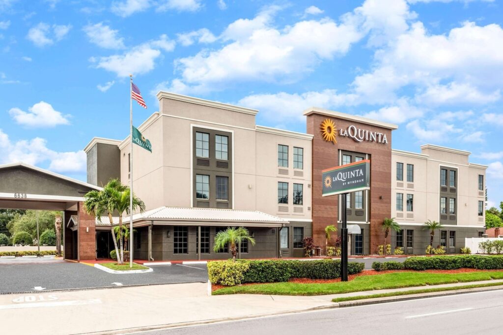 La Quinta by Wyndham St. Petersburg Northeast *Newly Renovated - Image 1