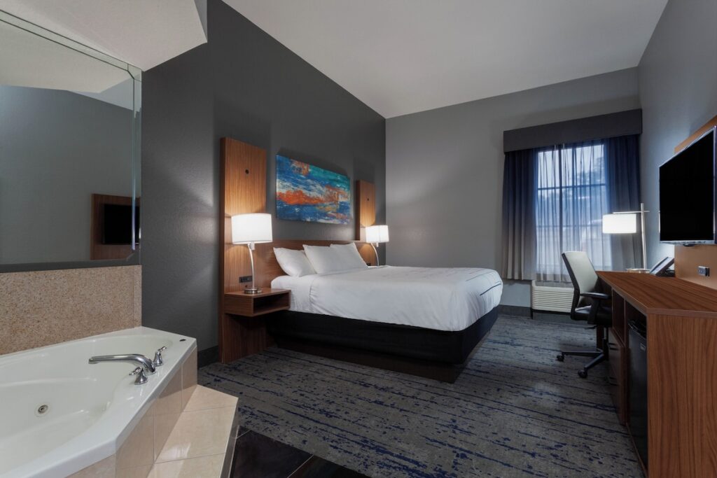 La Quinta by Wyndham St. Petersburg Northeast *Newly Renovated - Image 5