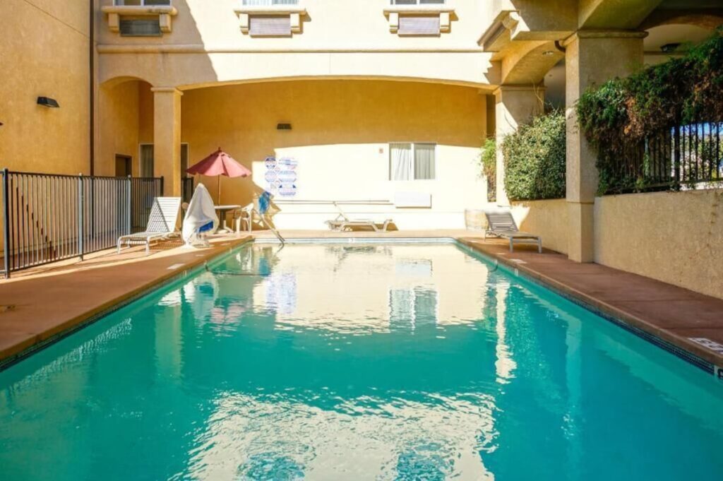 Lamplighter Inn & Suites - Image 4