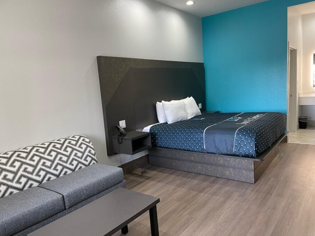 LiV Inn & Suites Houston - Image 4