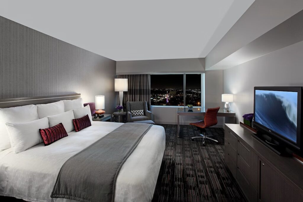 Loews Hollywood Hotel - Image 2