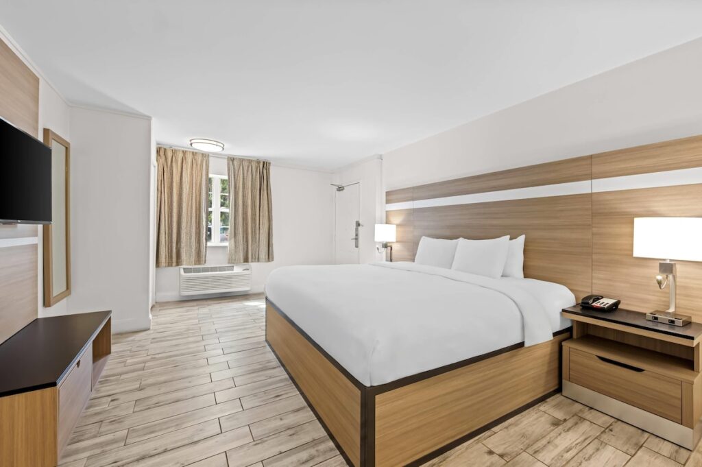 MainStay Suites Knoxville - Cedar Bluff - Image 3