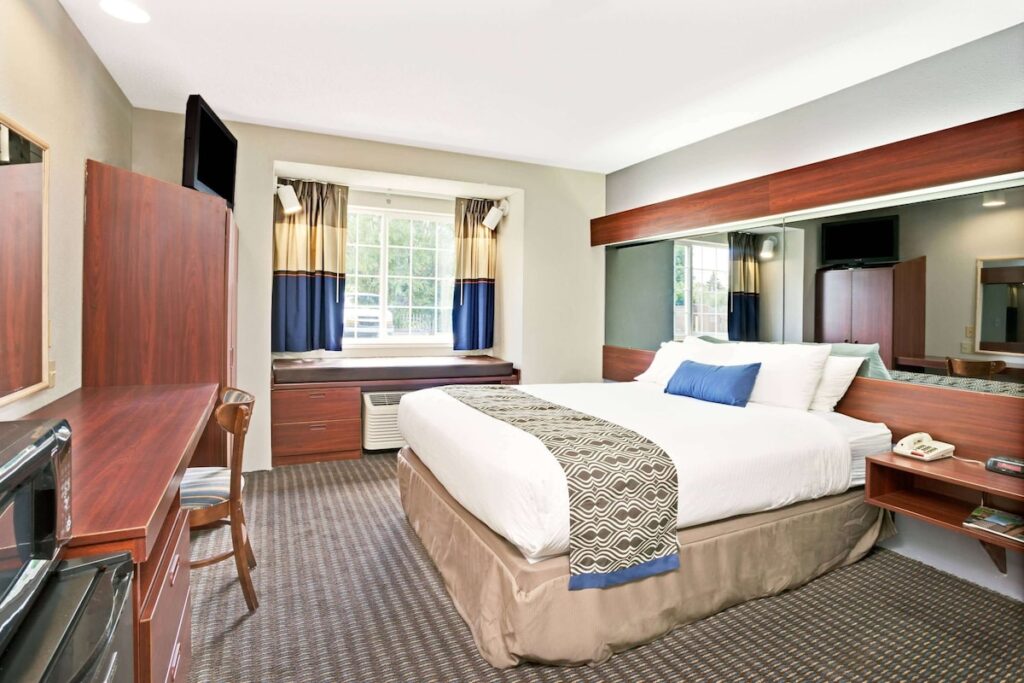 Microtel Inn & Suites by Wyndham Detroit Roseville - Image 2