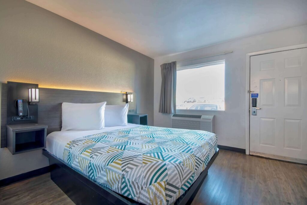 Motel 6-Albuquerque, NM - Carlisle - Image 3