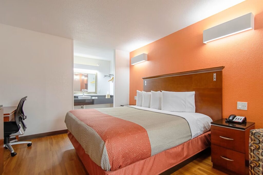 Motel 6-Alma, AR l-40 - Image 2