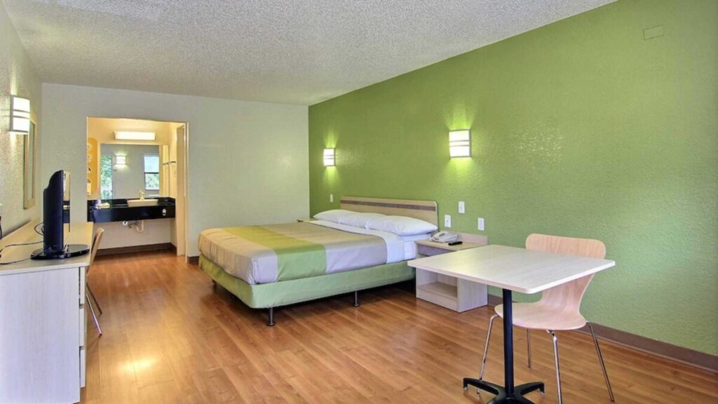 Motel 6 Austin, TX - Central Downtown UT - Image 4