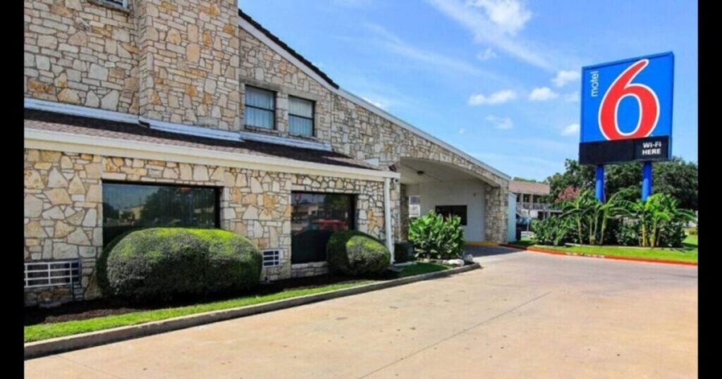 Motel 6 Austin, TX - Central Downtown UT - Image 2