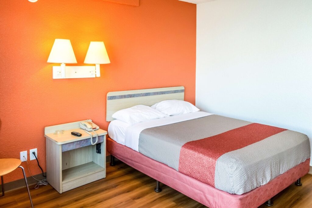 Motel 6 Bakersfield, CA - Convention Center - Image 4