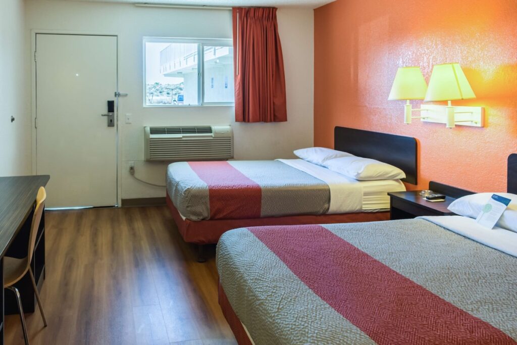 Motel 6-Bakersfield, CA - East - Image 4