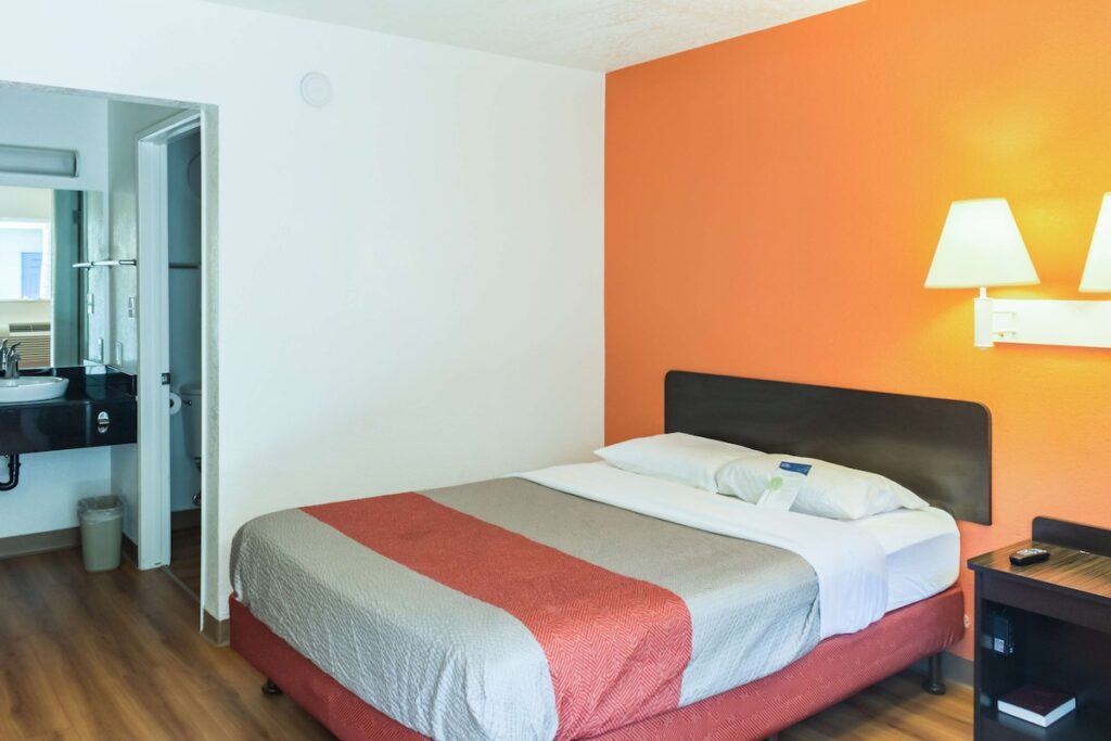 Motel 6-Bakersfield, CA - East - Image 5