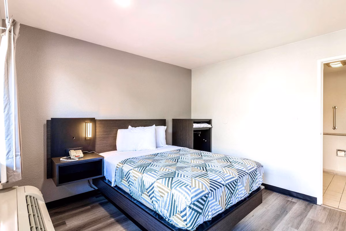 Motel 6-Carlsbad, CA - East Near LEGOLAND - Image 4