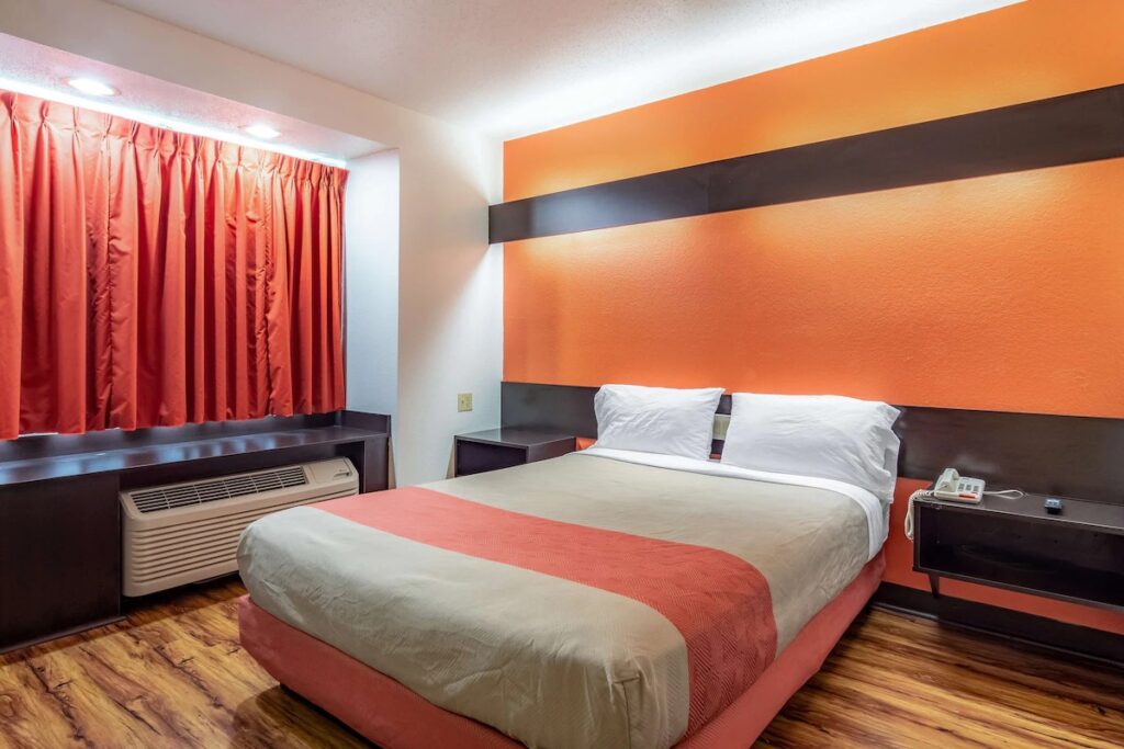 Motel 6 Chattanooga Downtown - Image 2