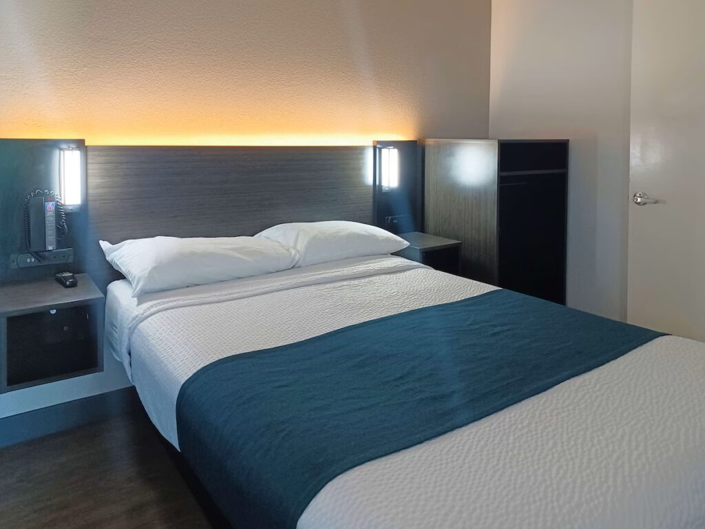 Motel 6-Fresno, CA - Blackstone North - Image 2