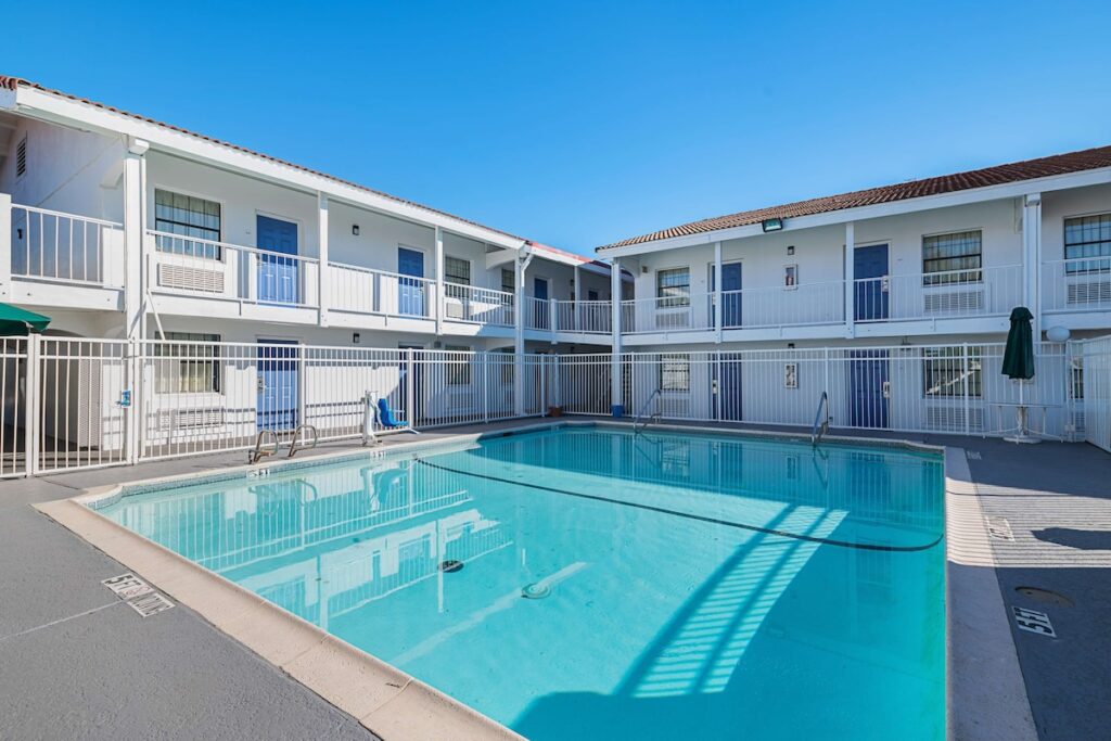 Motel 6-Grand Prairie, TX - Interstate 30 - Image 5