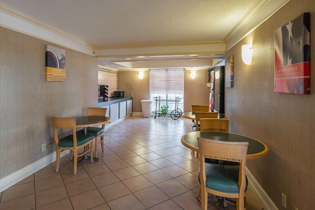 Motel 6-Grand Prairie, TX - Near Six Flags Drive - Image 4