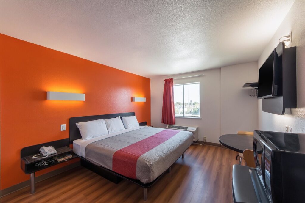 Motel 6-San Antonio, TX - Downtown - Alamo Dome - Image 4