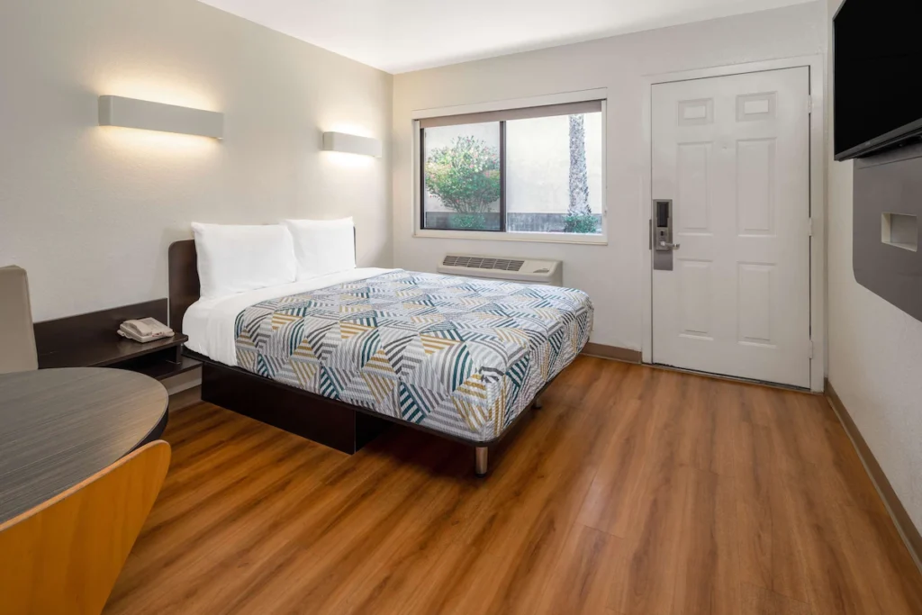 Motel 6-Santa Barbara, CA - State Street - Image 3