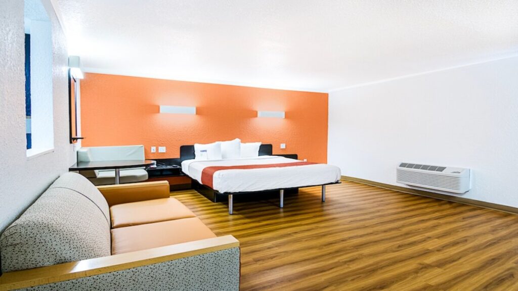 Motel 6-Tampa, FL - Fairgrounds - Image 4