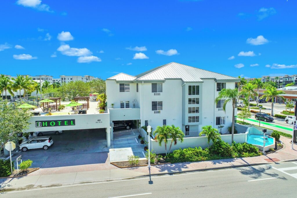 Naples Park Central Hotel