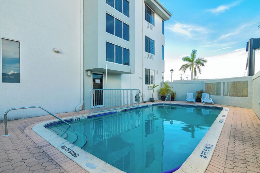 Naples Park Central Hotel - Image 4