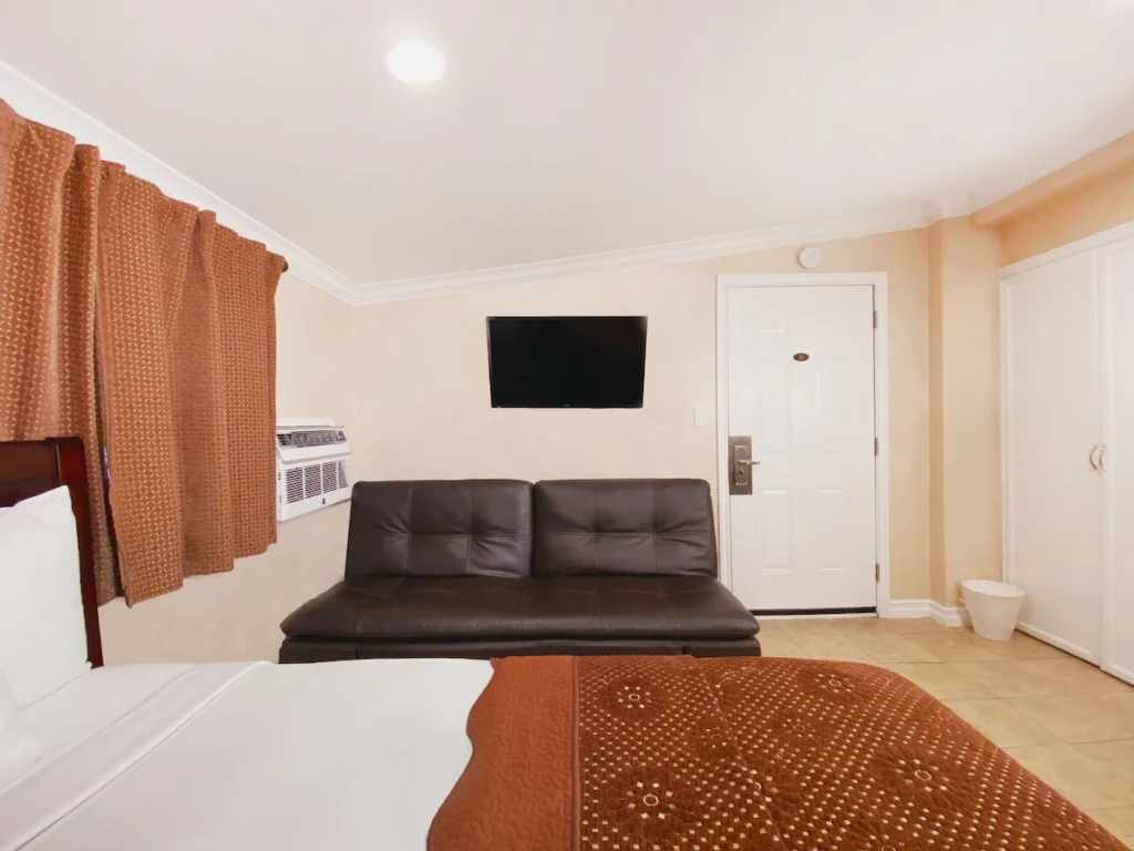 Nite Inn at Universal City - Walking Distance to Universal Studios Hollywood - Image 3