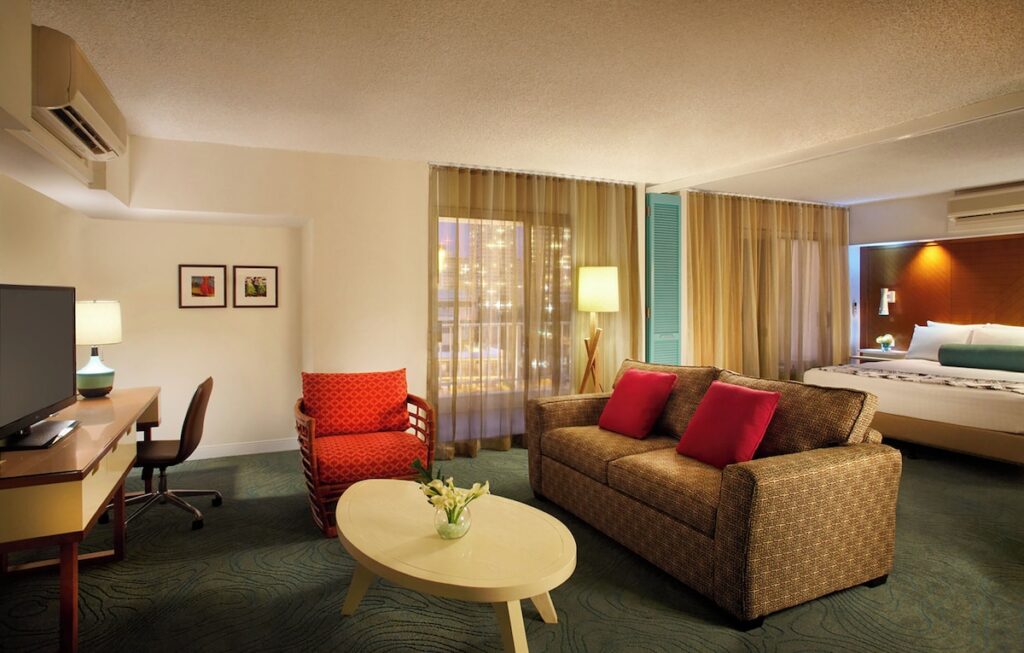 Oasis Hotel Waikiki - Image 6