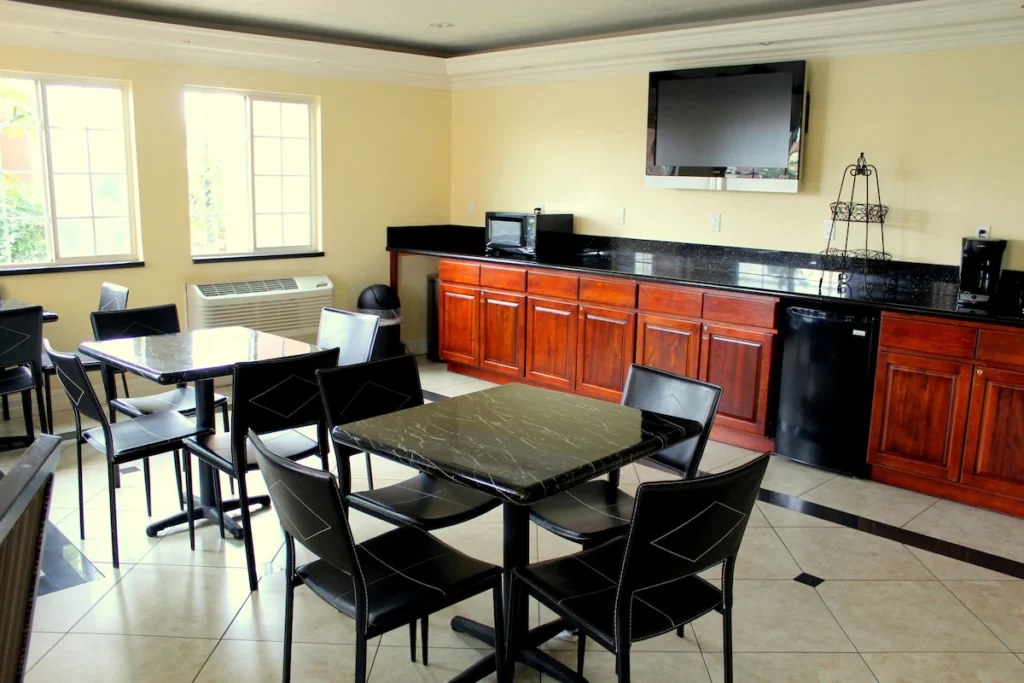 Orange Show Inn - Image 4