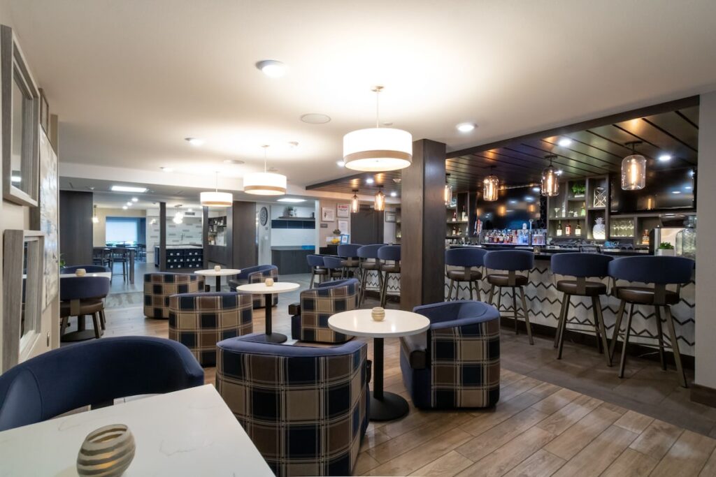 Oxford Suites Portland - Jantzen Beach - Image 4