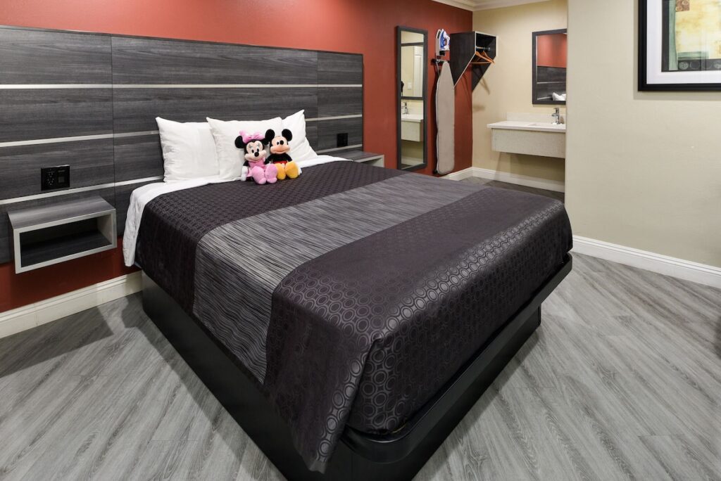 Pacific Inn Anaheim - Image 2