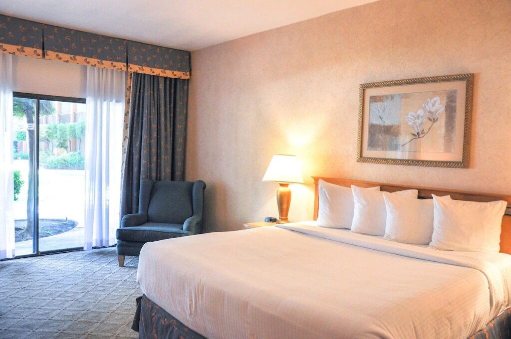 Piccadilly Inn Airport - Image 2