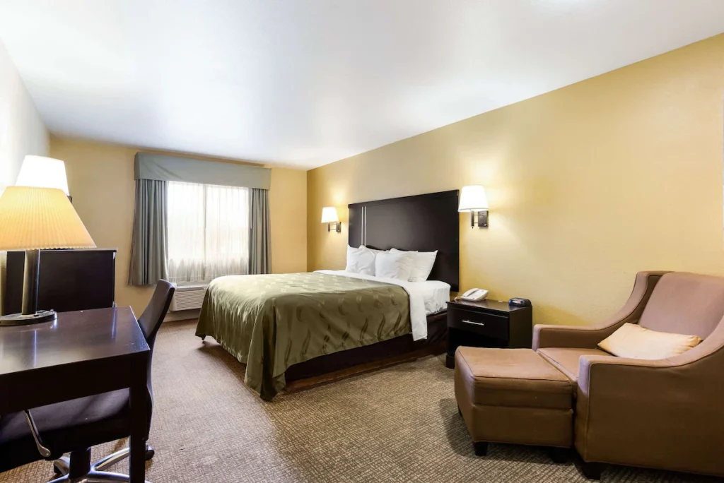Quality Inn Airport - Image 4