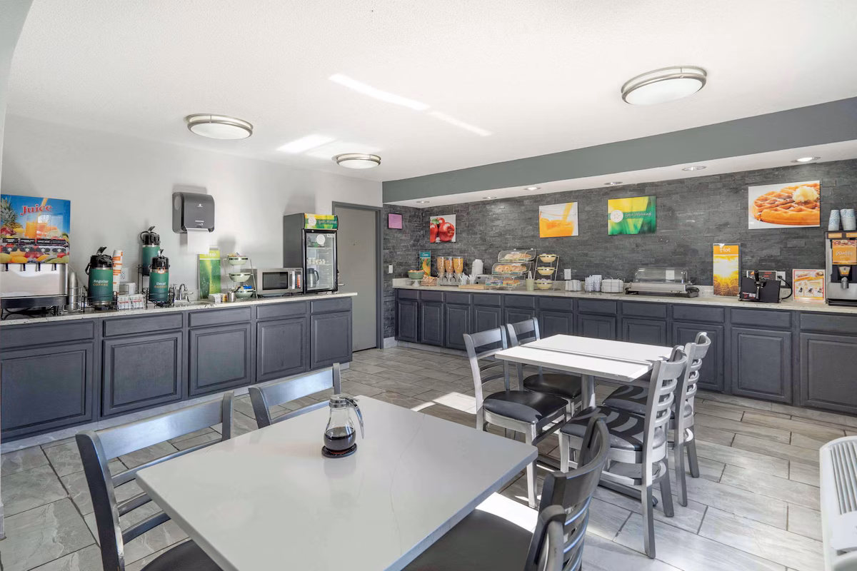 Quality Inn & Suites Bloomington University Area - Image 5