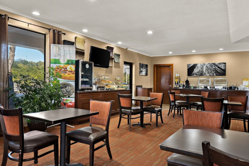 Quality Inn & Suites Gatlinburg North - Image 4