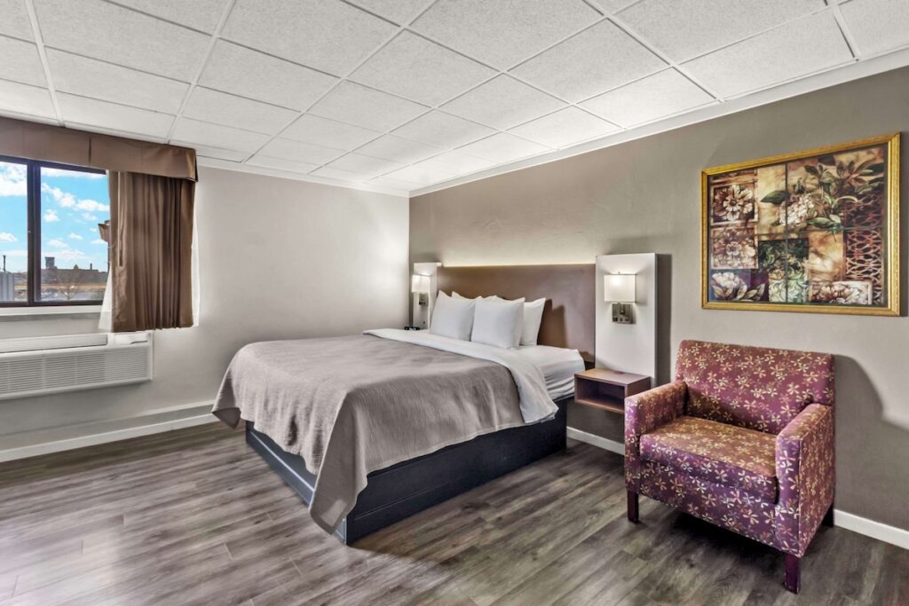 Quality Inn & Suites Green Bay Downtown - Image 5