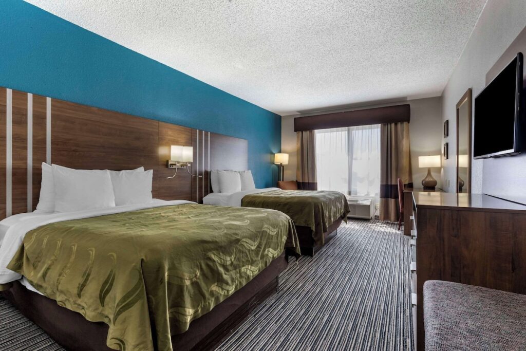 Quality Inn & Suites I-35 E-Walnut Hill - Image 3