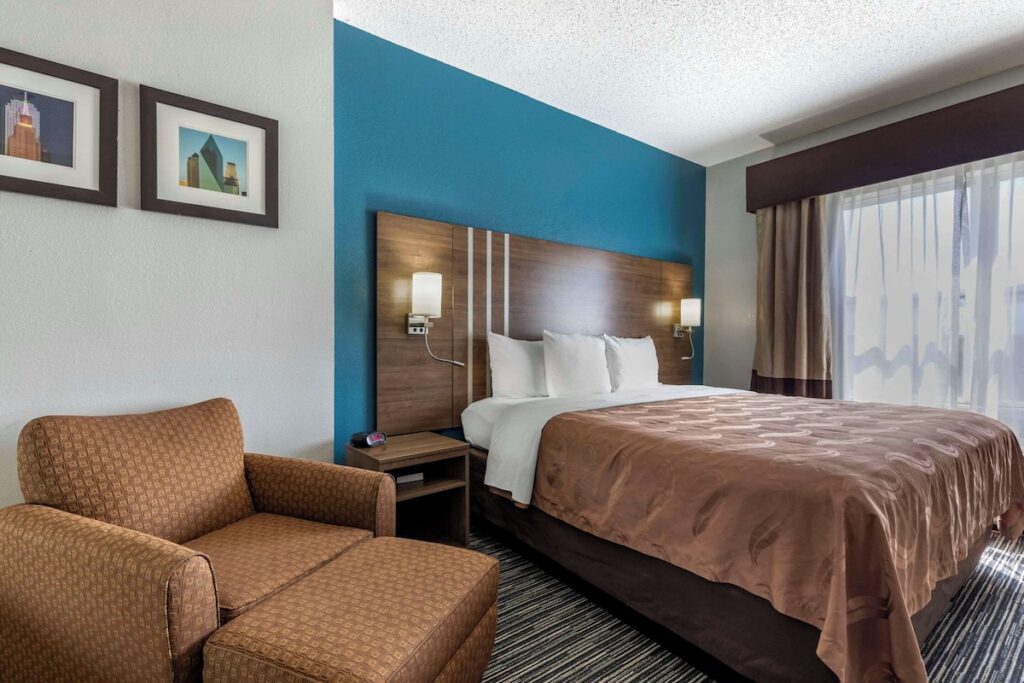 Quality Inn & Suites I-35 E-Walnut Hill - Image 2