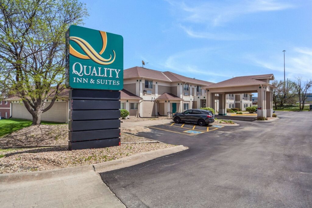 Quality Inn & Suites Omaha Chalco - Image 2