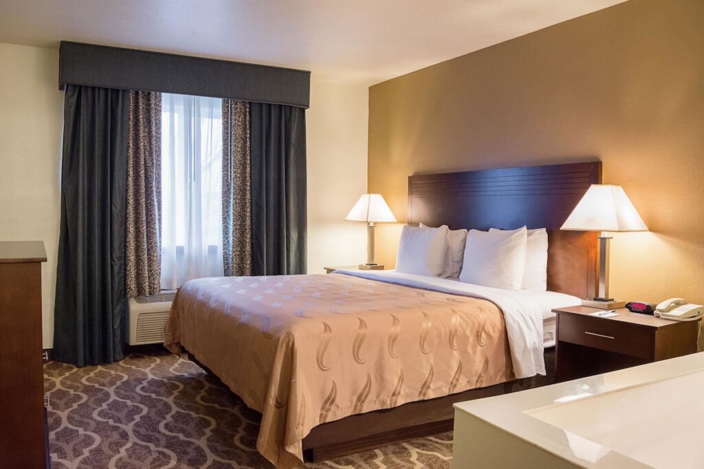 Quality Inn & Suites Vancouver North - Image 2