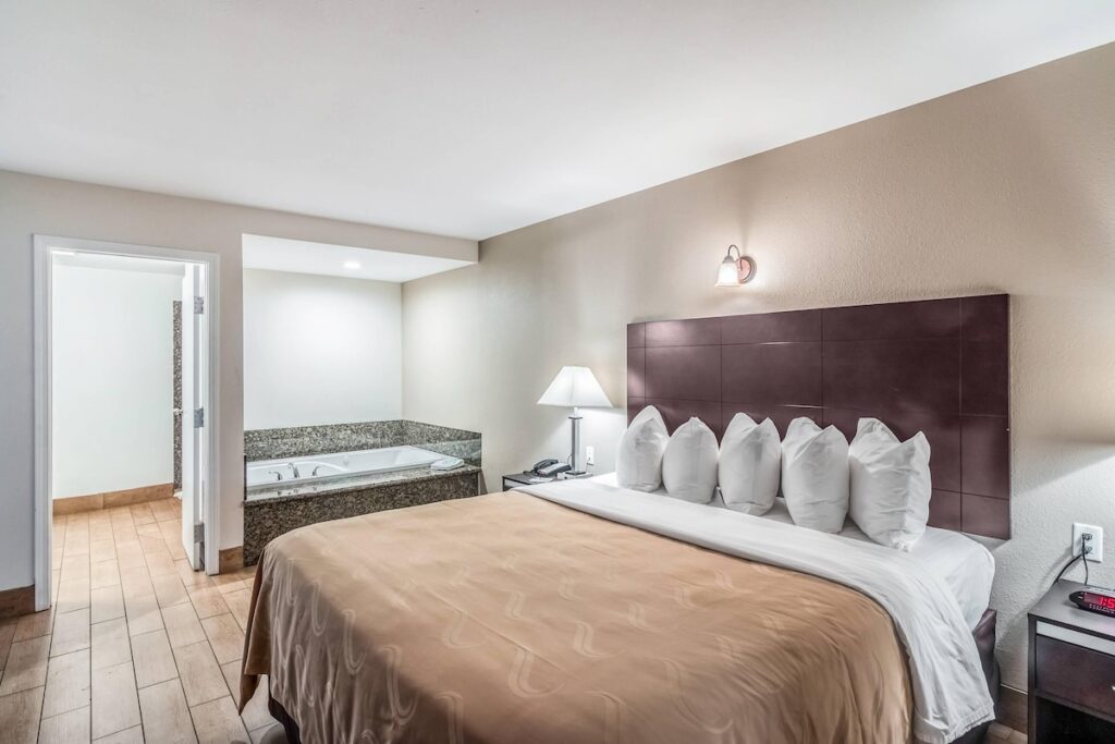 Quality Inn & Suites near Downtown Bakersfield - Image 5