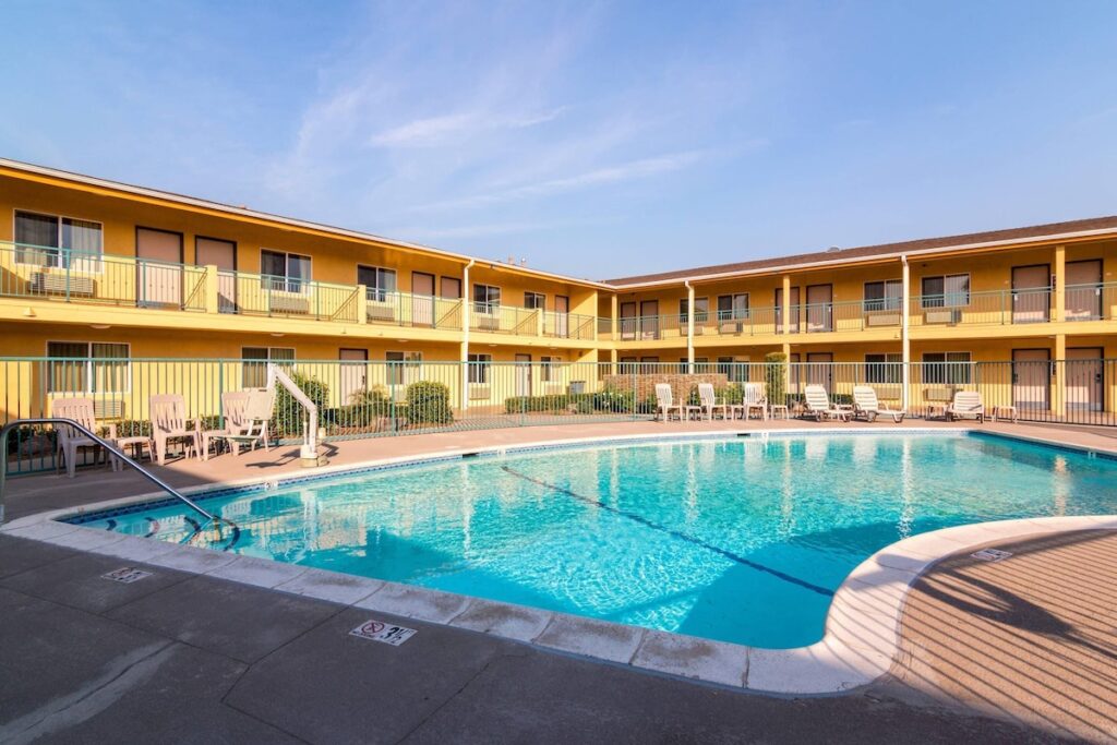 Quality Inn & Suites near Downtown Bakersfield - Image 3