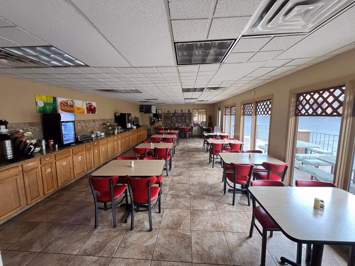 Quality Inn West - Image 5